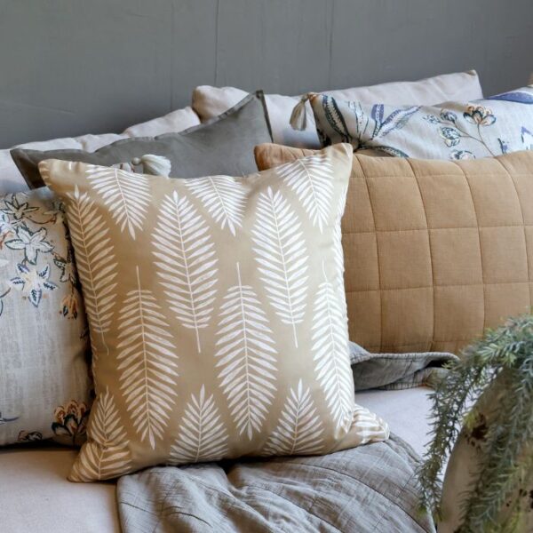 Kuddfodral med tropiskt bladmönster beige och vit - Bild 2